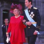 Del brazo del rey Felipe VI (pr&iacute;ncipe en aquel momento) en la boda de la infanta Cristina e I&ntilde;aki Urdangarin. 4 de octubre de 1997.