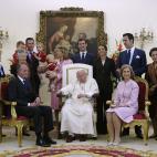 La familia real al completo durante la visita del papa Juan Pablo II a Madrid. 4 de mayo de 2003.
