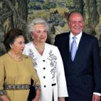 Las infantas Margarita y Pilar junto al rey Juan Carlos I en la celebraci&oacute;n del 70&ordm; cumplea&ntilde;os del monarca en el Paladio del Pardo de Madrid. 5 de enero de 2008.