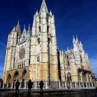 La Pulchra leonina fue el primer monumento declarado en España, concretamente en 1844. Parece que antes de su construcción existían otras dos catedrales, una de ellas románica. La catedral está construida encima de unas termas romanas del ...