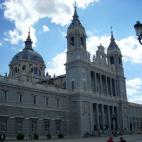 La catedral de Santa María la Real de la Almudena está situada junto al Palacio Real de Madrid. Empezó a construirse en 1883 y ha tardado prácticamente un siglo en acabarse. De hecho, ha ido sufriendo retoques hasta casi prácticamente 1999,...