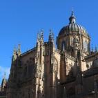 Se llama Catedral Nueva porque Salamanca tiene dos: la vieja y la nueva, la catedral de Santa María y la catedral de la Asunción de la Virgen. La nueva es la segunda catedral más grande de España y su campanario de 110 metros ocupa también...