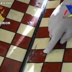 Agentes de la Guardia Civil y de Vigilancia Aduanera intervinieron en 2010 más de 4 kilos de cocaína camuflados en tableros de ajedrez y cuentos infantiles.