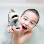 Los juguetes sumergibles son muy divertidos para la hora del baño, pero el agua que se queda en su interior los deja sucios y pueden acabar teniendo moho. Un centrifugado en la lavadora los dejará sin esa humedad.