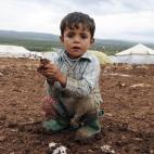 El 18% de los refugiados sirios no llega a los 5 años, el 38% tiene menos de 12 años y la mitad son menores de 18 años, Según Save The Children. El campamento de Za´atari, Jordania, es el segundo más grande del mundo, donde viven casi 60.0...