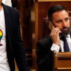 El socialista Arnau Ram&iacute;rez pasa junto al l&iacute;der de Vox, Santiago Abascal, con una camiseta de 'gaysper'.