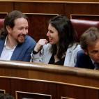 El secretario general de Podemos, Pablo Iglesias, y la número dos de la formación morada, Irene Montero (c)