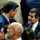 El presidente del gobierno Pedro Sánchez (i) y el diputado juzgado en la causa del 1-O Jordi Sánchez (d), durante la sesión constitutiva de la Cámara Baja