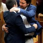 El secretario general de Podemos, Pablo Iglesias, saluda al diputado electo en prisión preventiva de JxCAT Jordi Sànchez (i)
