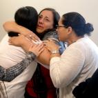 Tanya Ibar (i), esposa de Pablo Ibar, abraza a su hermana Melissa Brown (c) y su tía Gloria Bravo (d), al escuchar la sentencia de su marido.