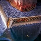 Esta imagen muestra todos los detalles de un cristal de diseleniuro de cobre indio galio o Cu(In,Ga)Se2. Así no dice nada, pero son la base de los modernos paneles solares. La imagen fue obtenida por dos investigadores de la Universidad Autóno...