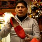 El zapatero del papa, Antonio Arellano, posa con uno de los zapatos rojos el 22 de febrero, en Roma.