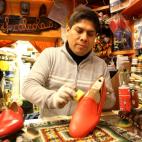 El zapatero del papa, Antonio Arellano, posa con uno de los zapatos rojos el 22 de febrero, en Roma.
