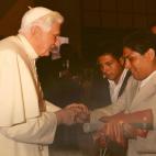 Detalle de una fotografía de Benedicto XVI saluda a Antonio Arellano en su tienda.