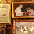 Detalle de una fotografía de Benedicto XVI saluda a Antonio Arellano en su tienda.