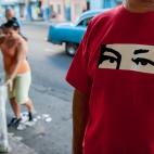 Un cubano usa una camiseta con la imagen de Chávez.