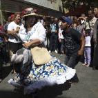 Una mujer baila un baile típico en La Burriquita, en Plaza Bolivar, en Caracas.