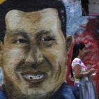 Un mural del presidente Hugo Chávez decora una pared en Caracas, Venezuela, el miércoles 9 de enero de 2013. Chávez se encuentra en Cuba recuperándose de una operación por cáncer y no podrá asistir a tomar protesta como presidente este 10...