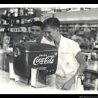 En sus inicios, la Coca-Cola fue introducida comercialmente como "un tónico efectivo para el cerebro y los nervios". Durante 1897 se decía que curaba los dolores de cabeza y restablecía el vigor del cuerpo y del cerebro agotado por el exceso ...