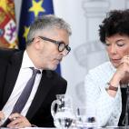 Con Isabel Celaá, en una rueda de prensa tras el Consejo de Ministros
