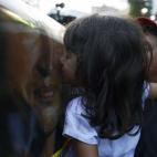 Una niña besa una foto de Chávez, en la capital venezolana, tras la muerte del líder.