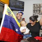 Sebastián Schumann y Verónica Mirales celebran junto a su bebé de 10 meses el fallecimiento de Hugo Chávez, desde Florida, Estados Unidos.