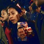 Seguidores de Chávez ante el palacio presidencial en Caracas, tras conocer la noticia de su muerte.