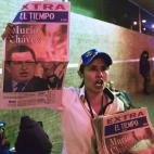 Una vendedora ofrece periódicos con el anuncio de la muerte de Chávez en su portada, en Bogotá, Colombia.