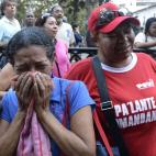 Seguidoras de Chávez lloran en Caracas tras conocer la muerte de su líder.