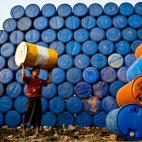 Foto: Un trabajador en una planta de reciclaje en Dhaka, Bangladesh Fotógrafo: Raihan Parvez Categoría: Personas