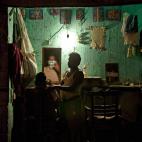 Foto: Barbería en Bagbazar, Kolkata (India) Fotógrafo: Abhijit Dey Categoría: Personas
