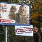 Darth Vader no está solo en su cruzada. Chewbacca y Yoda le acompañan en la lista del Partido de Internet ucraniano. En los carteles electorales, Chewbacca promete dar una "bofetada peluda" a la corrupción en la Rada. ¡Que la fuerza les acom...
