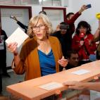 La alcaldesa de Madrid y aspirante a la reelecci&oacute;n de M&aacute;s Madrid, Manuela Carmena, ha ejercido su derecho al voto en el IES Conde de Orgaz de Madrid.