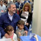 El candidato del PSC a la alcald&iacute;a de Barcelona, Jaume Collboni, acompa&ntilde;ado por sus sobrinos