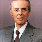 Político comunista albanés, y máximo dirigente del país desde 1946 hasta su muerte, en 1985.