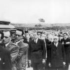 El funeral de su hermano, Alfonso de Borb&oacute;n, enterrado el 31 de marzo de 1956 en el cementerio de Cascaes (Portugal). Muri&oacute; por un disparo accidental cuando ambos jugaban con un arma.&nbsp;