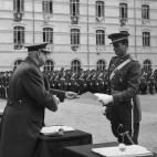 El general Barroso le entrega su diploma en la Academia Militar en 1959.