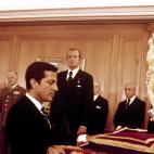 Juan Carlos durante la jura del presidente Suarez Adolfo Suarez en 1976.
