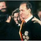 Los reyes Juan Carlos y Sof&iacute;a, lloran durante el acto de entrega de los restos mortales del padre del rey, don Juan de Borb&oacute;n el 3 de abril de 1993.