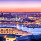 Esta ciudad con vistas a la ciudad amurallada de Valletta combina playa y cultura. Su nombre significa "isla" en malt&eacute;s, algo f&aacute;cil de entender al ver el puerto de Marsamxett y Manoel Island. El fuerte de Manoel, construido en...