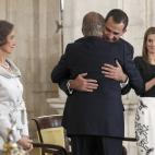 Tras hacer efectiva la abdicaci&oacute;n, el rey Juan Carlos abraza a su hijo Felipe, en Madrid en junio de 2014.