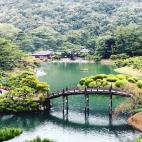 Tambi&eacute;n conocida como el &ldquo;Reino del Udon&rdquo; y la &ldquo;Entrada a Shikoku&rdquo;, Takamatsu es una localidad portuaria perfecta para viajeros que valoran la gastronom&iacute;a y el paisaje.El parque Ritsurin es una joy...