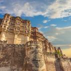 Jodhpur es conocida por ser una de las ciudades m&aacute;s coloridas del mundo, con miles de casas azules que transforman el paisaje urbano en un mar de edificios del color del oc&eacute;ano. Adem&aacute;s de este vistoso marco, Jodhpur alberga ...