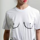 En Teta&amp;Teta apoyan el movimiento #Freethenipple y luchan contra la sexualizaci&oacute;n del pecho femenino. Todos sus dise&ntilde;os son maravillosos, pero si tenemos que quedarnos con una camiseta, elegimos esta. Puedes comprarla en su web...