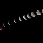 Combinaci&oacute;n de 14 fotos que muestran las distintas fases del eclipse total