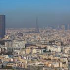 Paris: overview of the city from 'avenue d'Italie', in the 13th arrondissement (district). Overview of the city with its buildings, the skyscraper ' tour Montparnasse ' and the Eiffel Tower with a cloud of pollution over the Paris urban area. (P...