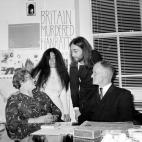 10/12/69 :IN FRONT OF A POSTER THAT READS "BRITAIN MURDERED HANRATTY", JOHN LENNON AND YOKO ONO TALK WITH MR. AND MRS. JAMES HANRATTY, PARENTS OF THE DEAD MAN, AT A PRESS CONFERENCE IN LONDON TO DISCUSS THE FILM IT IS PLANNED TO MAKE CONCERNING ...