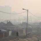 People walk amid smog in Sukhbaatar district of Ulaanbaatar, Mongolia January 31, 2019. Picture taken January 31, 2019. REUTERS/B. Rentsendorj