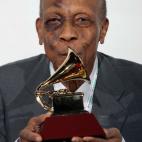 Valdés besa el Grammy que obtuvo en 2005 por su álbum Bebo de Cuba.
