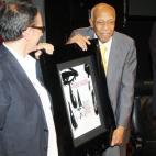 El artista recibe, en su 90 cumpleaños, la placa conmemorativa por el millón de discos vendidos de Lágrimas Negras, en 2008.
